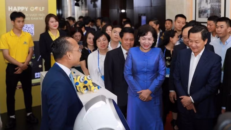 : Phó Thủ tướng Chính phủ Lê Minh Khái và thống Đốc Ngân hàng Nhà nước Nguyễn Thị Hồng cùng đoàn đại biểu tham quan hệ sinh thái Ngân hàng số Nam A Bank.