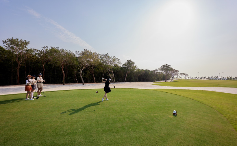 Khán giả được theo dõi những cú đánh bóng điệu nghệ tại hai sân golf đẳng cấp hàng đầu.