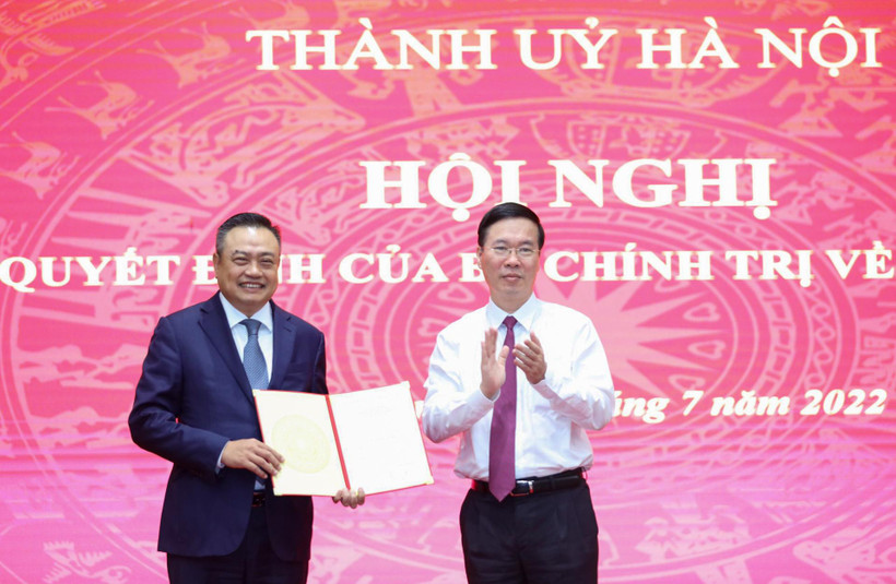 Đồng chí Võ Văn Thưởng trao quyết định cho đồng chí Trần Sỹ Thanh.
