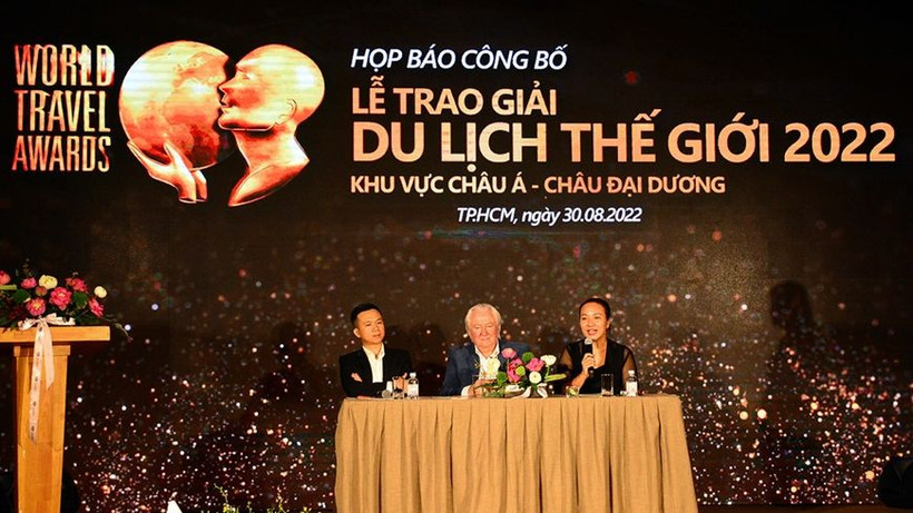 Chủ tịch kiêm nhà sáng lập Giải thưởng World Travel Awards, Graham Cooke (giữa) và đại diện ban tổ chức giới thiệu về lễ trao giải World Travel Awards 2022. (Ảnh: TCDL) 