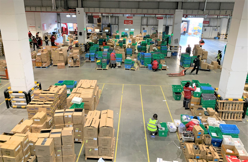 Kho logistics bán tự động của hãng thương mại điện tử hàng đầu Trung Quốc JD. (Ảnh: HỮU HƯNG)