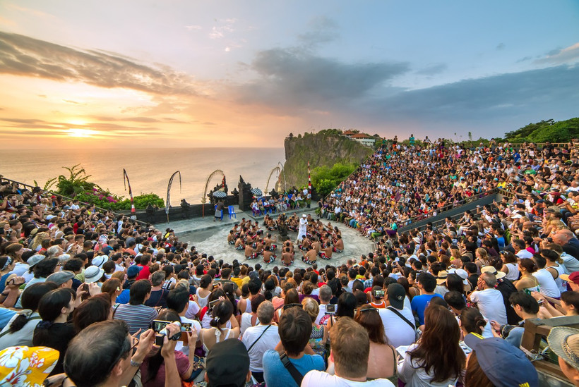 Du khách xem biểu diễn múa truyền thống Kecak tại đền Uluwatu, Bali. (Ảnh: TheJakartaPost)