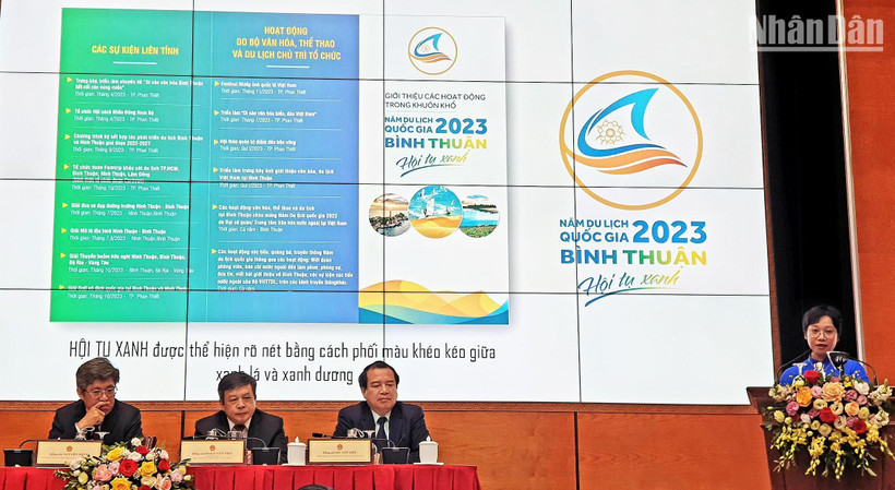 Phó Giám đốc Văn hóa, Thể thao và Du lịch Bình Thuận thông tin về Năm Du lịch quốc gia 2023: Bình Thuận - Hội tụ xanh. (Ảnh: T.LINH)