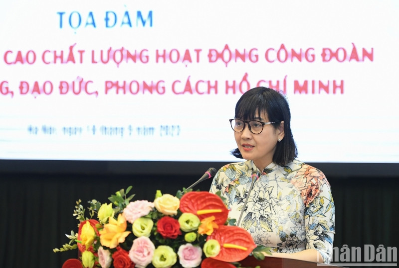 Đồng chí Vũ Thị Mai Lan, Phó Chủ tịch Thường trực Công đoàn Bộ Tài nguyên và Môi trường trình bày tham luận tại tọa đàm. (Ảnh: THÀNH ĐẠT)