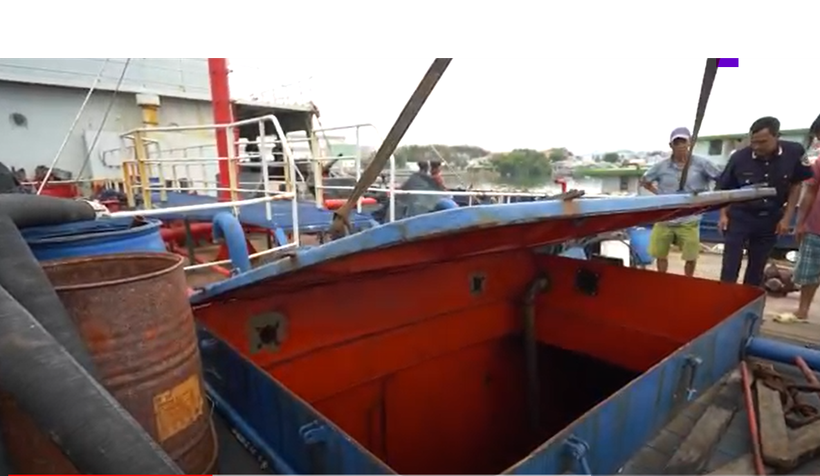 Hải đội 3 kiểm tra các hầm chứa dầu.