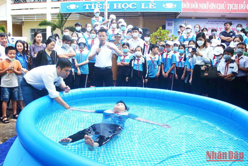 Một lớp dạy bơi miễn phí của Câu lạc bộ Vì đàn em thân yêu huyện Cư M’gar tại xã Quảng Hiệp.