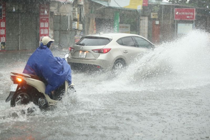 Mưa lớn tại quận Hà Đông. 