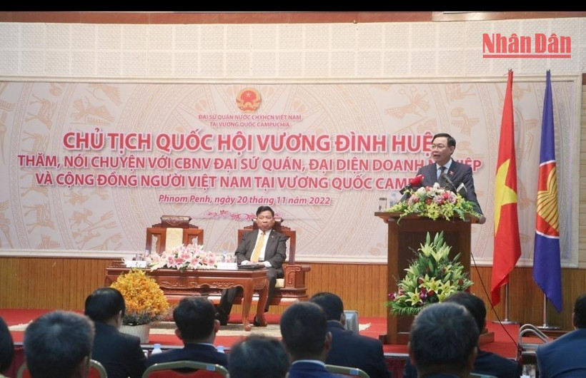 Chủ tịch Quốc hội thông tin với bà con về những thành tựu to lớn của đất nước thời gian vừa qua. 