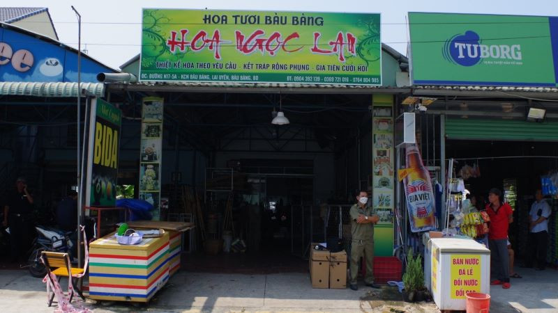 Hiện trường là cửa hàng hoa nghi án chồng sát hại vợ rồi tự tử. 