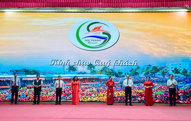 Lãnh đạo tỉnh Sóc Trăng và các đại biểu kích hoạt "Ứng dụng phần mềm du lịch thông minh tỉnh Sóc Trăng".