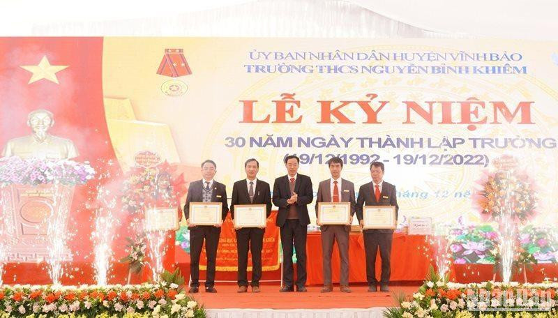 Đồng chí Phạm Quốc Hiệu - Phó Giám đốc Sở Giáo dục và Đào tạo Hải Phòng trao tặng Bằng khen của Bộ Giáo dục và Đào tạo.