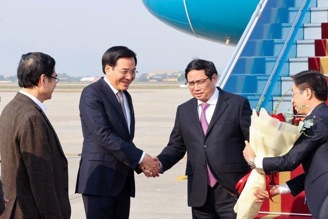 Bộ trưởng, Chủ nhiệm Văn phòng Chính phủ Trần Văn Sơn cùng cán bộ Văn phòng Chính phủ đón Thủ tướng Phạm Minh Chính tại sân bay Nội Bài (Ảnh: Chinhphu.vn)