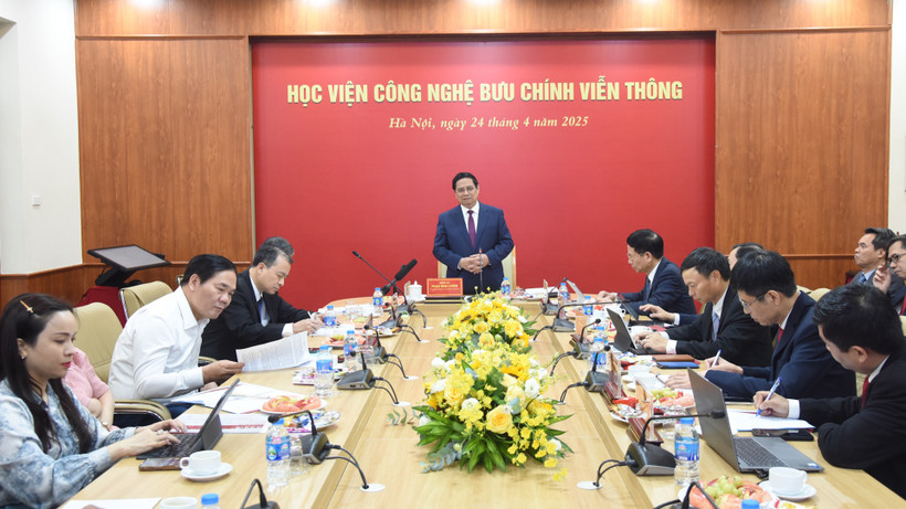 Thủ tướng Phạm Minh Chính làm việc với lãnh đạo Học viện Công nghệ Bưu chính Viễn thông.