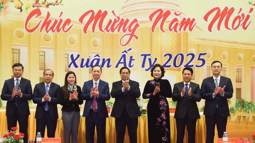 Thủ tướng Phạm Minh Chính với lãnh đạo ngành Ngân hàng.