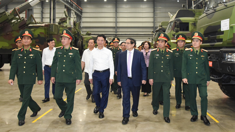 Thủ tướng tham quan trưng bày sản phẩm công nghiệp công nghệ cao của Viettel. 