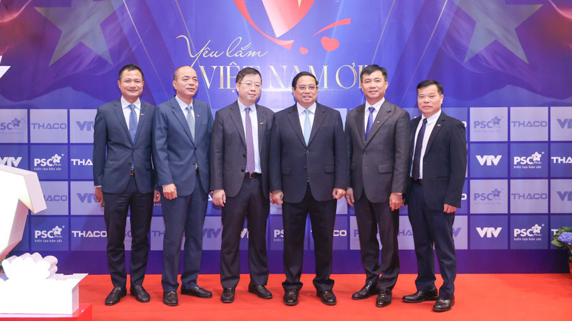 Thủ tướng Phạm Minh Chính với lãnh đạo Đài truyền hình Việt Nam.