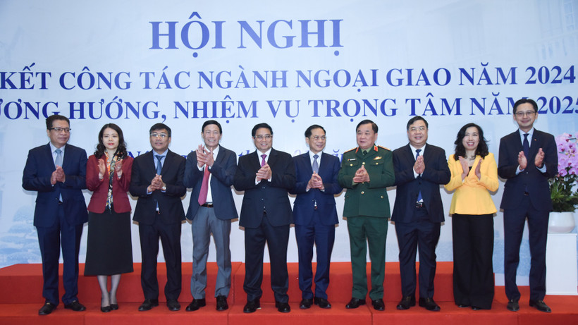 Thủ tướng Phạm Minh Chính với các đại biểu tham dự hội nghị.