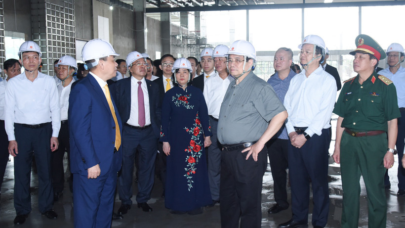 Thủ tướng Phạm Minh Chính kiểm tra tiến độ thi công dự án Trung tâm Hội chợ Triển lãm Quốc gia. 
