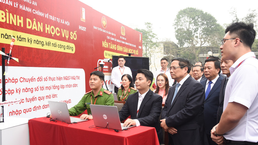 Thủ tướng Phạm Minh Chính tham quan nền tảng “Bình dân học vụ số”. 