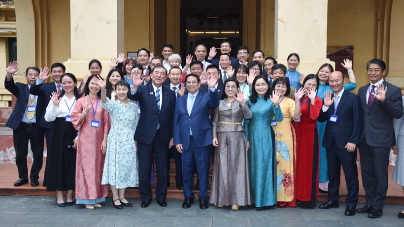 Thủ tướng Phạm Minh Chính và Phu nhân cùng Thủ tướng Nhật Bản Ishiba Shigeru và Phu nhân với cán bộ, công nhân viên của Bảo tàng Lịch sử quốc gia.