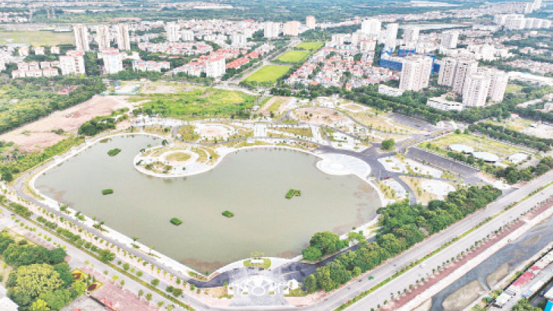 Công viên Long Biên, công trình vừa được cải tạo nâng cấp khang trang, sạch đẹp. (Ảnh MẠNH QUÂN)