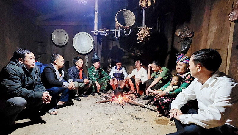 Các lực lượng chức năng tuyên truyền, vận động người dân bản Huổi Luông (huyện Phong Thổ, tỉnh Lai Châu) không theo đạo “Bà cô Dợ”.