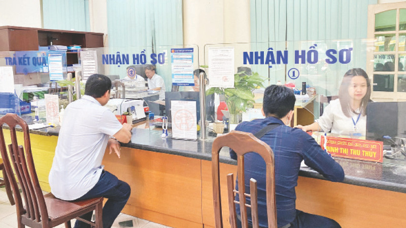 Công tác dân vận chính quyền đã giúp cho chất lượng phục vụ người dân, doanh nghiệp tại Hà Nội được tốt hơn. Trong ảnh: Cán bộ hướng dẫn người dân làm thủ tục hành chính tại bộ phận một cửa phường Trung Hòa, quận Cầu Giấy.