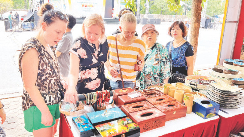 Đưa sản phẩm làng nghề thành quà tặng hấp dẫn 