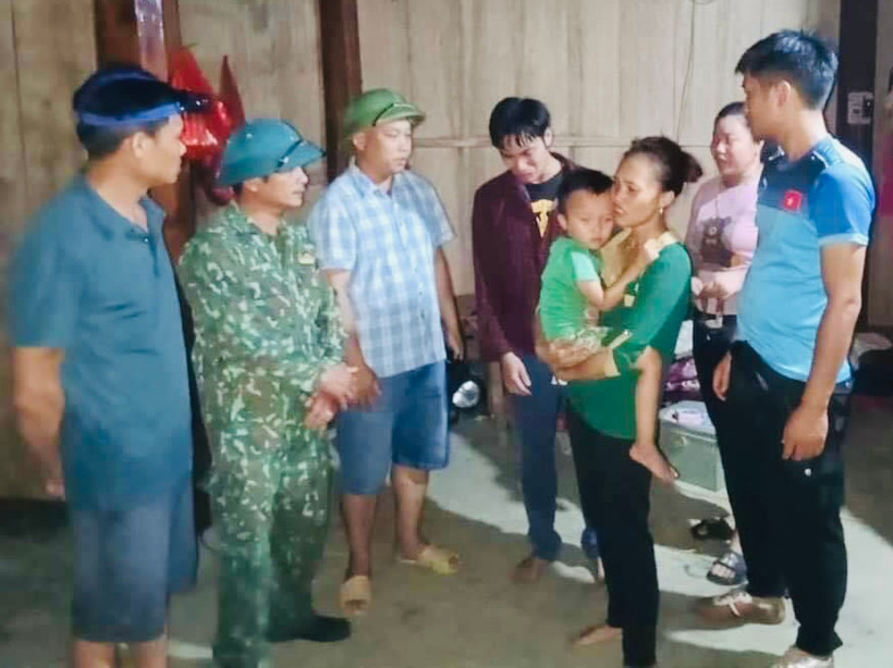 Lãnh đạo xã Phong Dụ Hạ đến động viên gia đình nạn nhân bị nước lũ cuốn trôi.