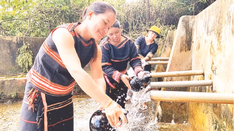 Giọt nước (nơi lấy nước) là nơi thể hiện tinh thần đoàn kết, gắn bó của dân làng.