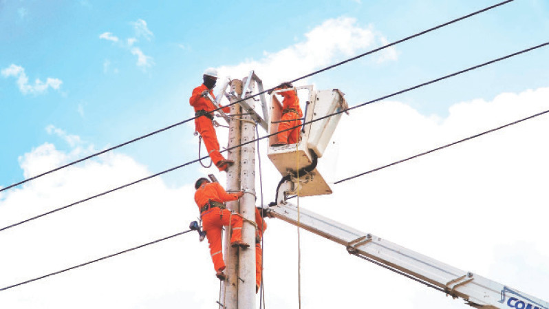 Kiểm tra, sửa chữa lưới điện trước mùa mưa bão tại xã Hướng Sơn, huyện Hướng Hóa (Quảng Trị).