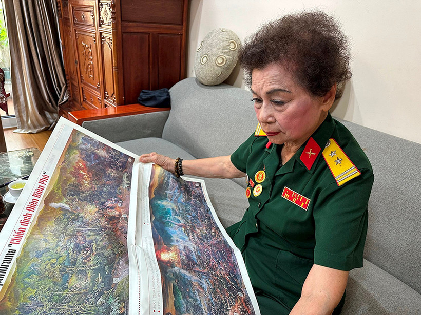 Bà Ngọc Diệp hồi tưởng ký ức trước bức tranh panorama kỷ niệm 70 năm Chiến thắng Điện Biên Phủ.