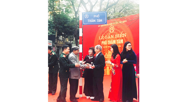Niềm vui đón tên phố mới Thâm Tâm tại phường Yên Hòa, quận Cầu Giấy, Hà Nội. Ảnh: QUANG HƯNG