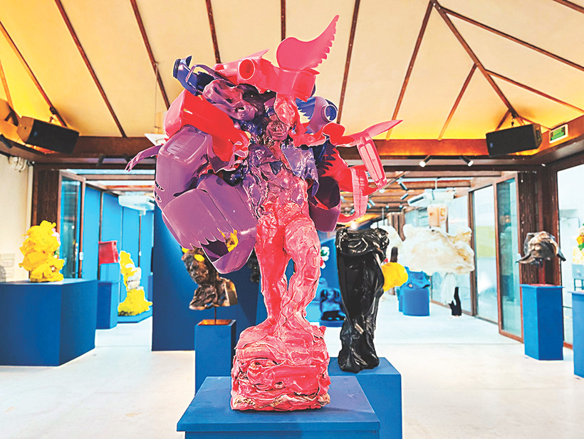 Một góc triển lãm “Loài phế liệu” của họa sĩ Nguyễn Quốc Dân tại Thành phố Hồ Chí Minh.