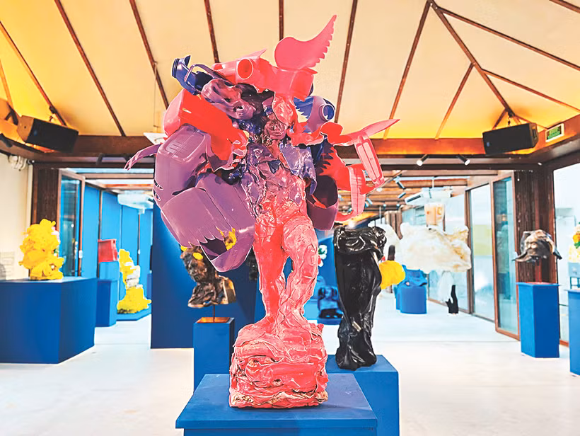 Một góc triển lãm “Loài phế liệu” của họa sĩ Nguyễn Quốc Dân tại Thành phố Hồ Chí Minh.