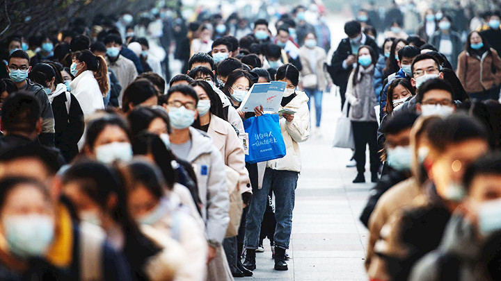 Thanh niên châu Á có xu hướng tìm việc trong cơ quan nhà nước. Ảnh: THE NEW YORK TIMES