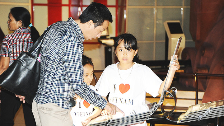 Cùng con tại Bảo tàng Hồ Chí Minh. Ảnh: NAM NGUYỄN