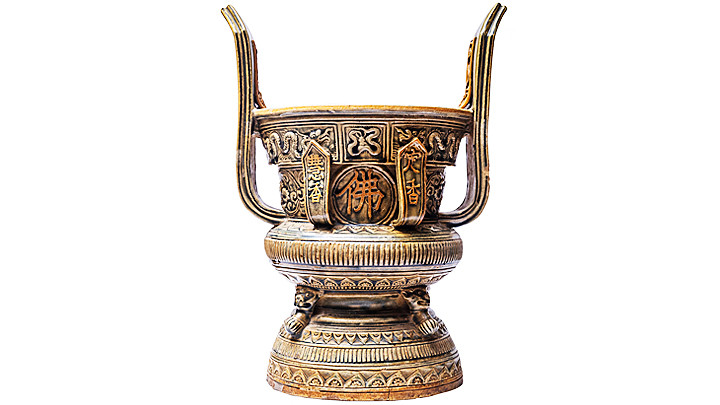 Chiếc lư hương gốm thời Mạc. Ảnh: BÁ NGỌC