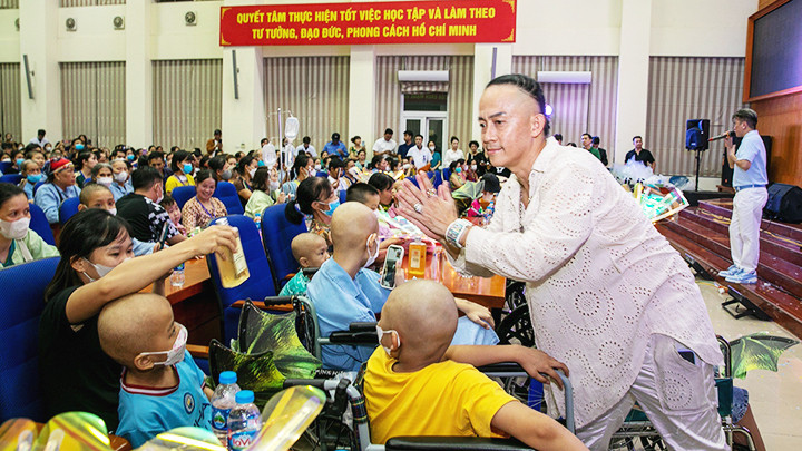 Nghệ sĩ tóc Andre trao quà Trung thu cho các em nhỏ tại Bệnh viện K3 Tân Triều.