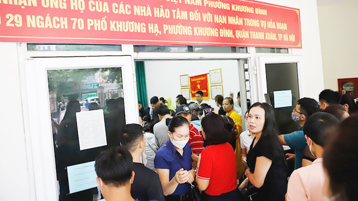 Nhiều người đến đóng góp, ủng hộ các nạn nhân.