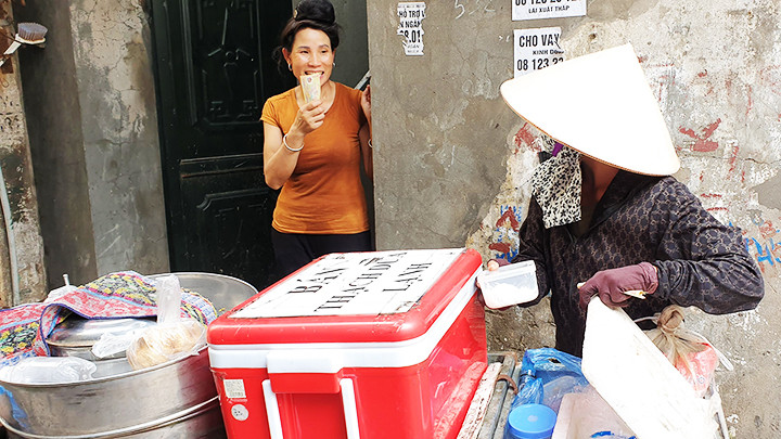 Thức ăn đường phố tiềm ẩn nguy cơ mất an toàn vệ sinh thực phẩm. Ảnh: HẢI ANH