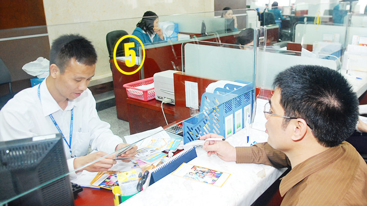 Các ngân hàng đang chuẩn bị cơ sở để mở rộng hình thức giao dịch. Ảnh: NAM ANH