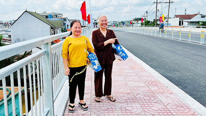Người dân phấn khởi khi lần đầu đặt chân lên cầu Long Kiểng mới sau 22 năm chờ đợi.