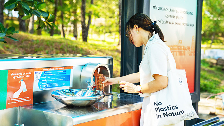 Du khách được khuyến khích mang theo bình để tiếp nước uống khi đến các điểm tham quan.