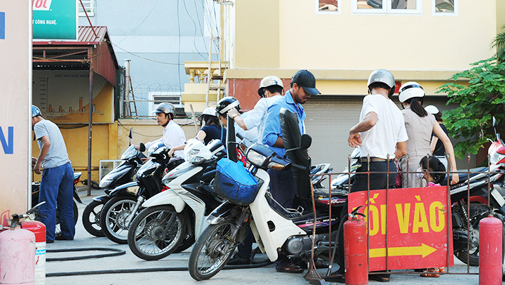 Trong hai tháng trở lại đây, giá xăng, dầu tăng sáu lần liên tiếp. Ảnh: NAM ANH