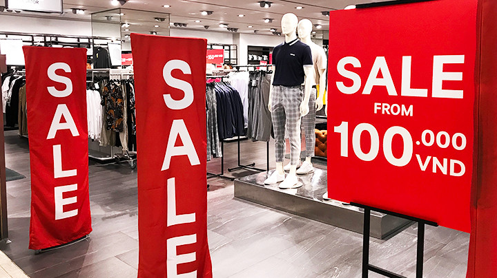 “Săn” hàng hiệu giảm giá
