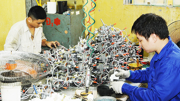 Lượng đơn hàng mới và nhu cầu sản xuất tăng giúp hoạt động của các công ty nhộn nhịp trở lại. Ảnh: NAM ANH