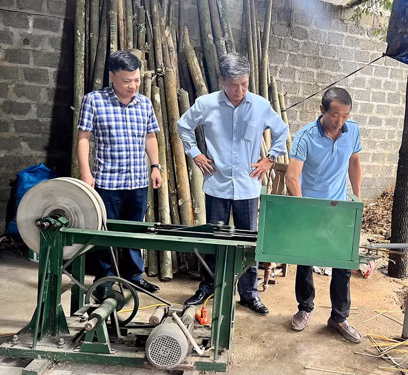 Anh Tài (ngoài cùng bên phải) giới thiệu và vận hành chiếc máy tự sáng chế.