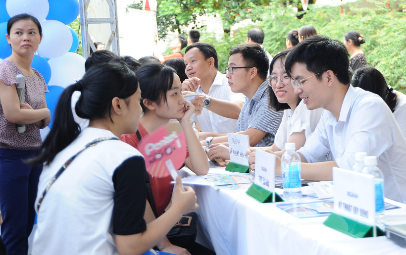 Tư vấn tuyển sinh các ngành khoa học cơ bản. Ảnh: NAM HẢI