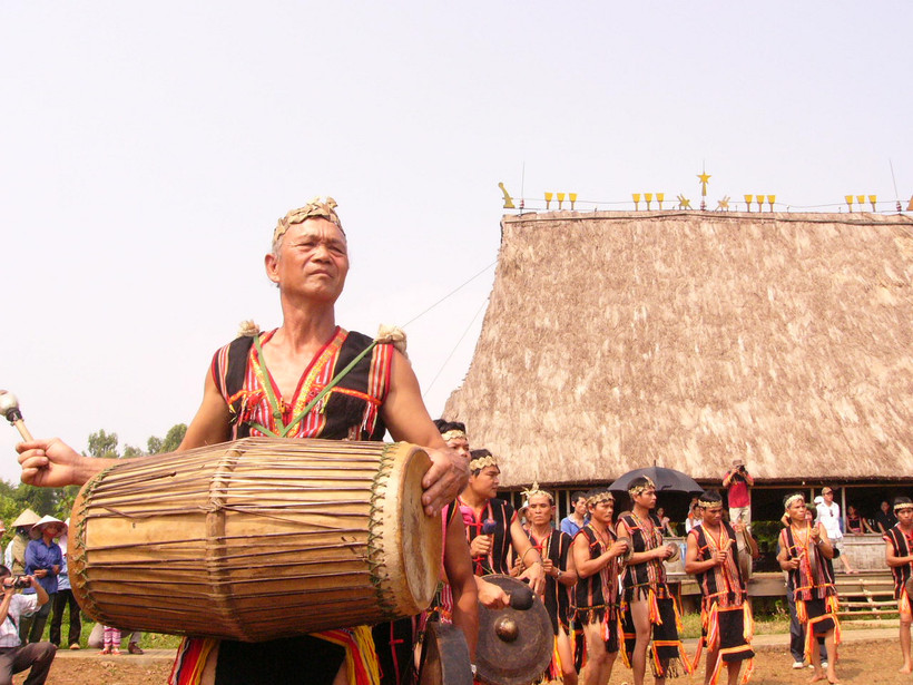Cần có chính sách đãi ngộ thỏa đáng cho đồng bào hoạt động tại Làng Văn hóa - Du lịch các dân tộc Việt Nam.